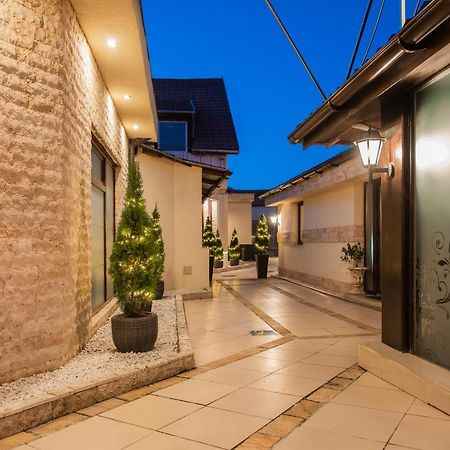 H & V Residence - Split Level Apartment Arad Bagian luar foto