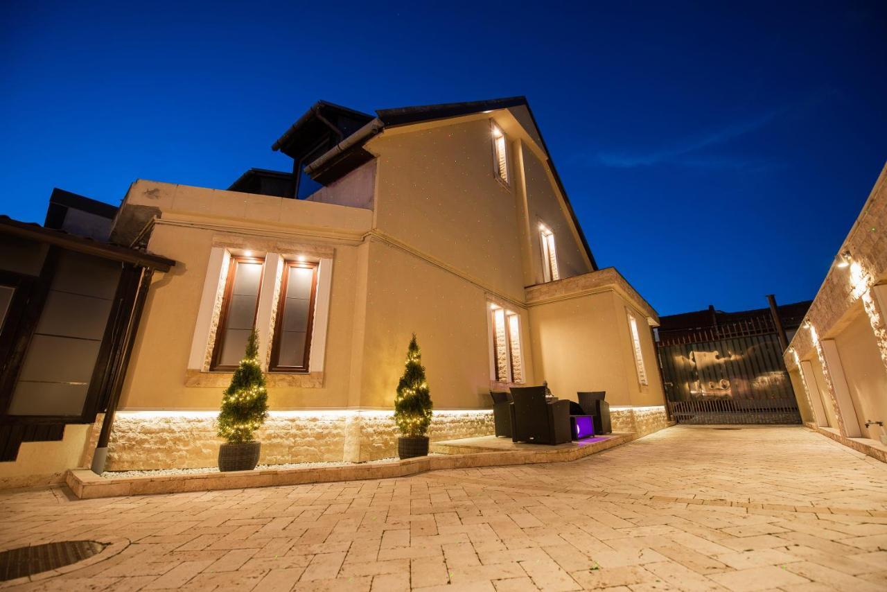 H & V Residence - Split Level Apartment Arad Bagian luar foto