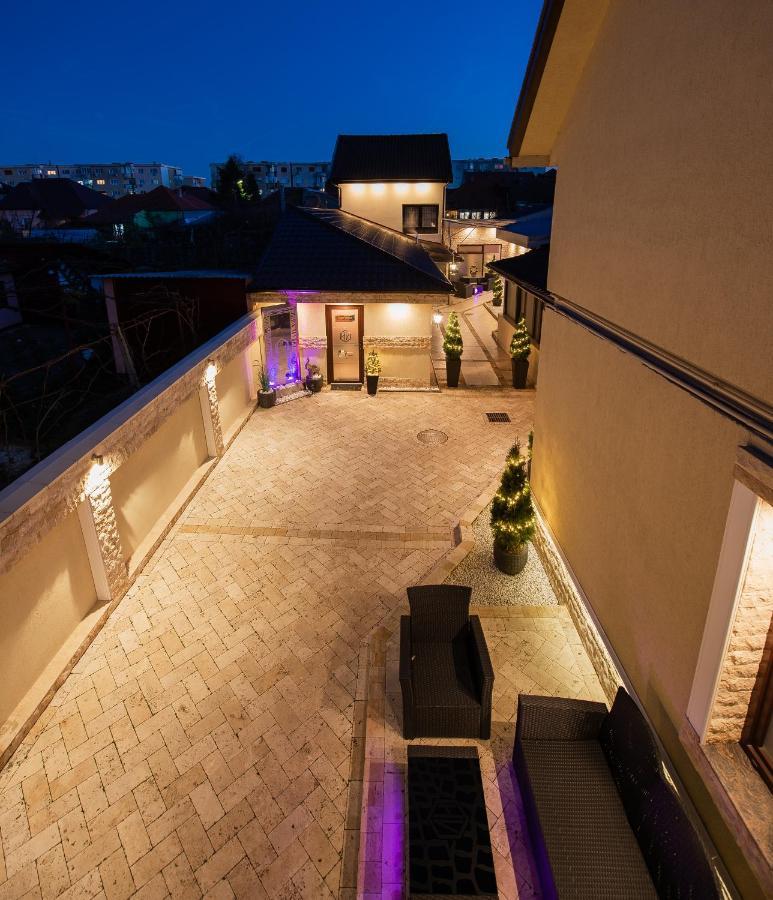 H & V Residence - Split Level Apartment Arad Bagian luar foto