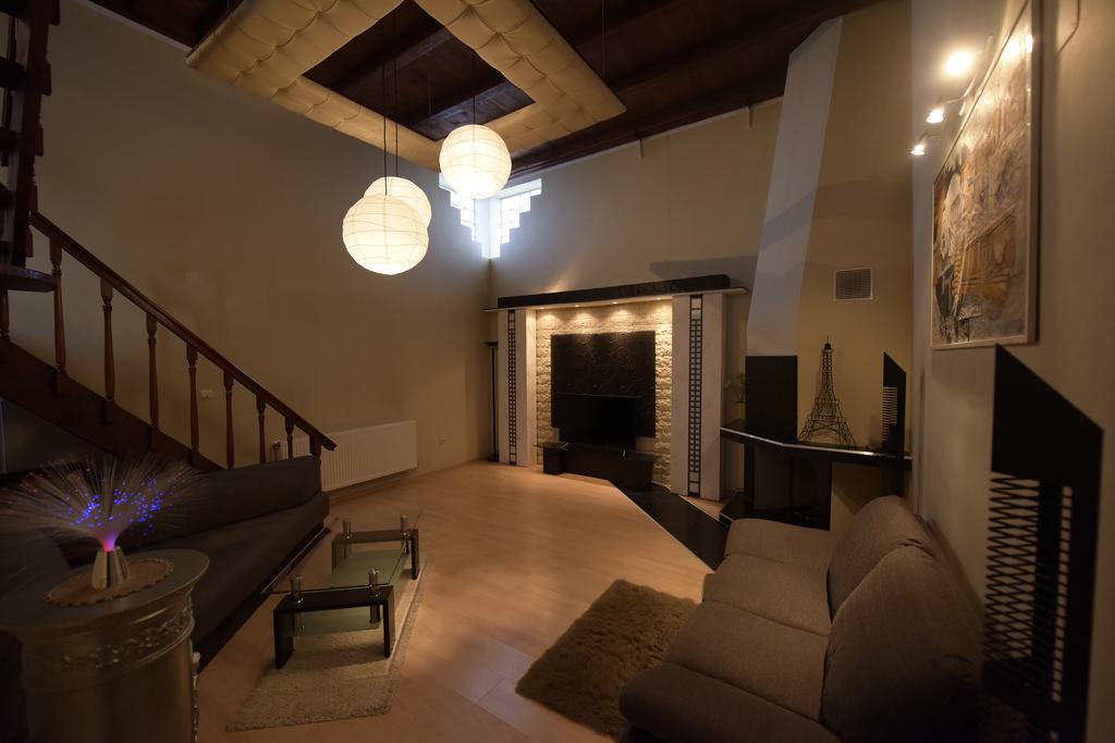 H & V Residence - Split Level Apartment Arad Bagian luar foto