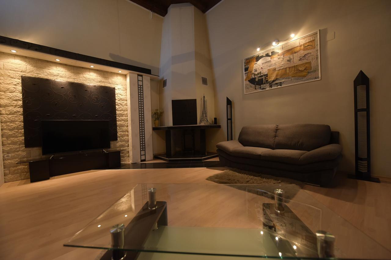 H & V Residence - Split Level Apartment Arad Bagian luar foto